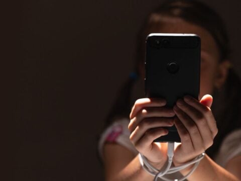 Απαγόρευση social media στα παιδιά: Με το… μπλόκο απαλλάσσονται οι πλατφόρμες από την ευθύνη