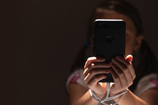Απαγόρευση social media στα παιδιά: Με το… μπλόκο απαλλάσσονται οι πλατφόρμες από την ευθύνη