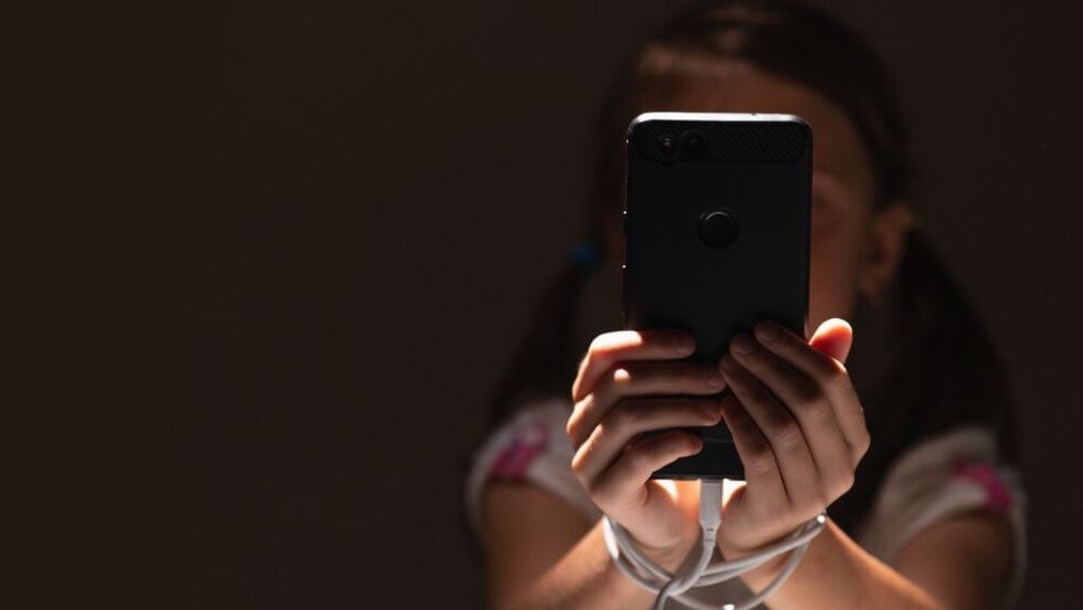 Απαγόρευση social media στα παιδιά: Με το… μπλόκο απαλλάσσονται οι πλατφόρμες από την ευθύνη