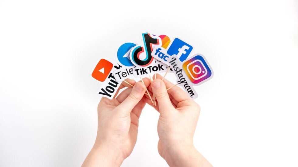 Απαγόρευση social media στα παιδιά: Με το… μπλόκο απαλλάσσονται οι πλατφόρμες από την ευθύνη