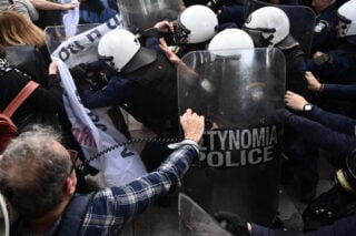 Τέλος στη χρήση βομβίδων κρότου-λάμψης από την ΕΛ.ΑΣ. ζητά η Διεθνής Αμνηστία