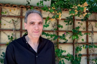 Ο Αρης Τρουπάκης στην «Εφ.Συν.»: «Το πιο επικίνδυνο είναι η αδράνεια μπροστά στο άδικο»