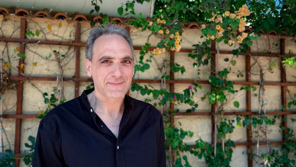 Ο Αρης Τρουπάκης στην «Εφ.Συν.»: «Το πιο επικίνδυνο είναι η αδράνεια μπροστά στο άδικο»