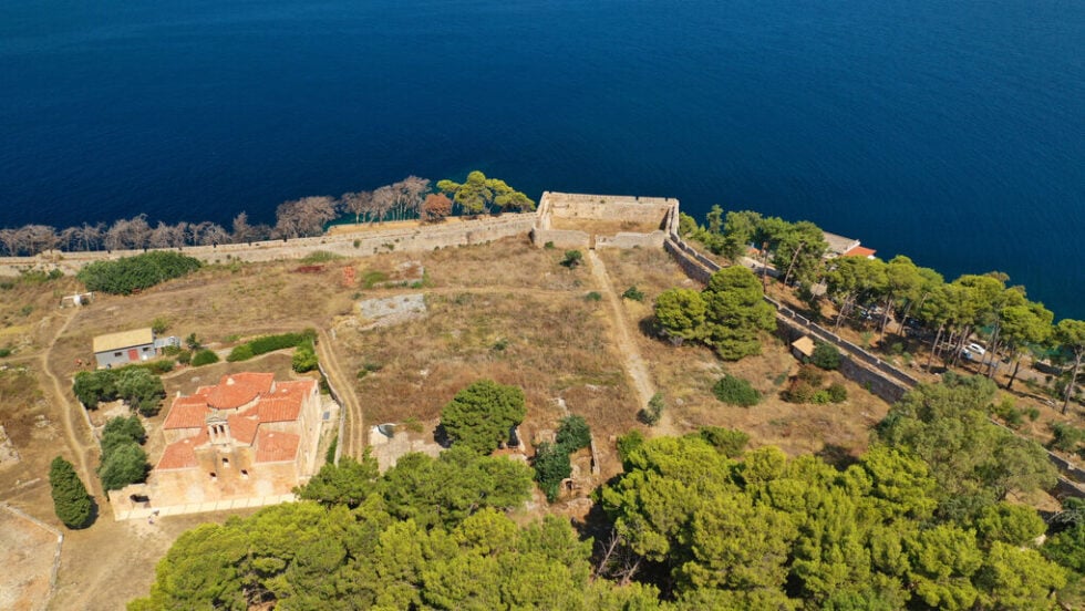 Γάμος Αμαλίας Κωστοπούλου στο Νιόκαστρο Πύλου: ΥΠΠΟλογοι για τα προνόμια και τις παρατυπίες