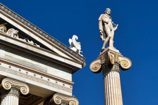 Το ίδιο σκάνδαλο… ξαναζεσταμένο: Πέντε ιδιωτικές Νομικές διεκδικούν θέση στον ακαδημαϊκό χώρο