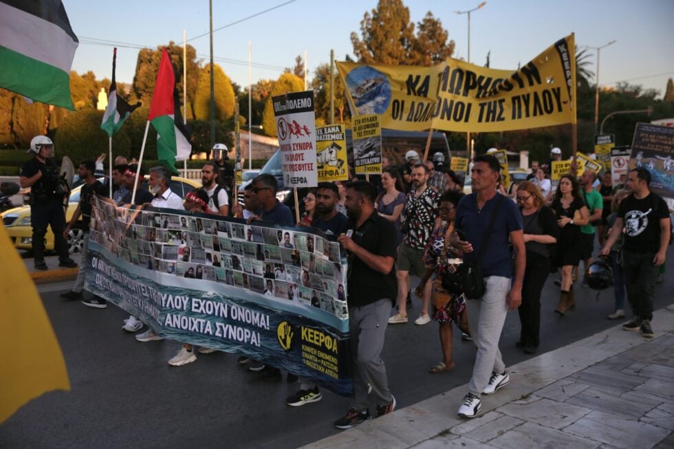 Πύλος: Πορεία μνήμης για το πολύνεκρο ναυάγιο, τρία χρόνια μετά – «Να μπουν στη φυλακή οι δολοφόνοι» [εικόνες – βίντεο]