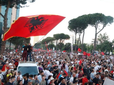 Η εξέγερση των Φλαμίνγκο: Η γενιά των Αλβανών που δεν θέλει να… αποδημήσει: «Για να μείνουμε, θα φύγετε εσείς»