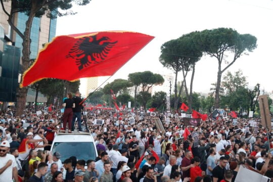 Η εξέγερση των Φλαμίνγκο: Η γενιά των Αλβανών που δεν θέλει να… αποδημήσει: «Για να μείνουμε, θα φύγετε εσείς»