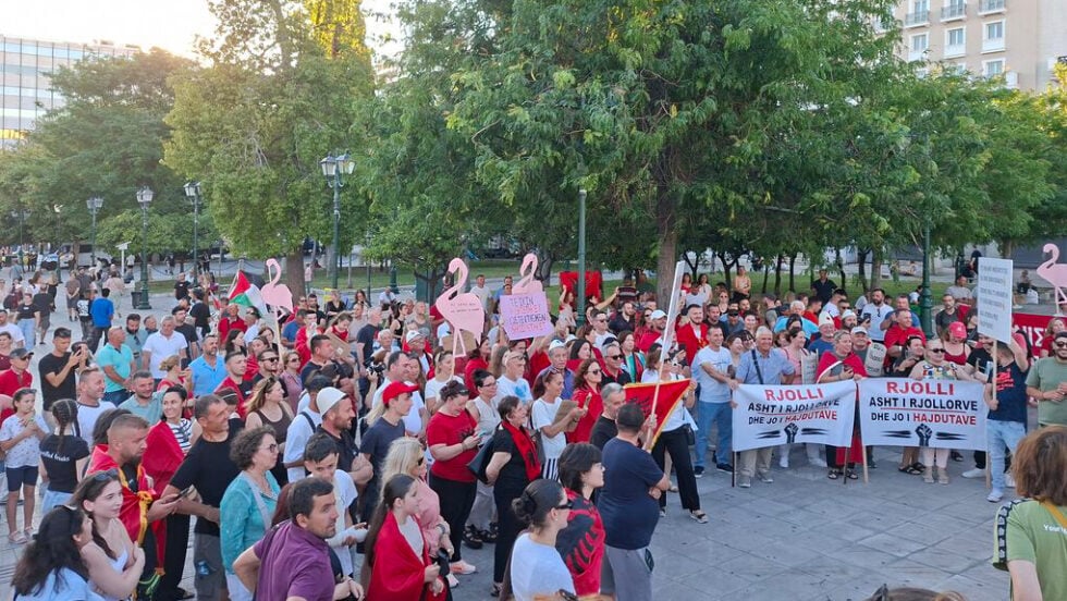 Η εξέγερση των Φλαμίνγκο: Η γενιά των Αλβανών που δεν θέλει να… αποδημήσει – «Για να μείνουμε, θα φύγετε εσείς»