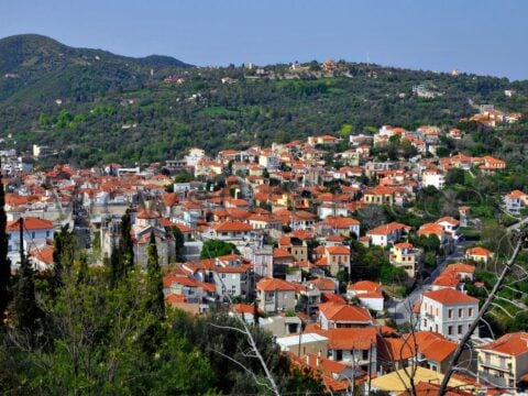 Αυτή είναι η αρχοντική ναυτική πολιτεία της Εύβοιας με ιστορία, μαγευτικές παραλίες και διαδρομές