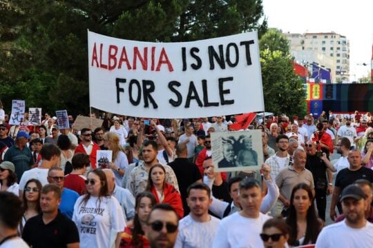 Τα ροζ φλαμίνγκο που απειλούν Ράμα και Τραμπ