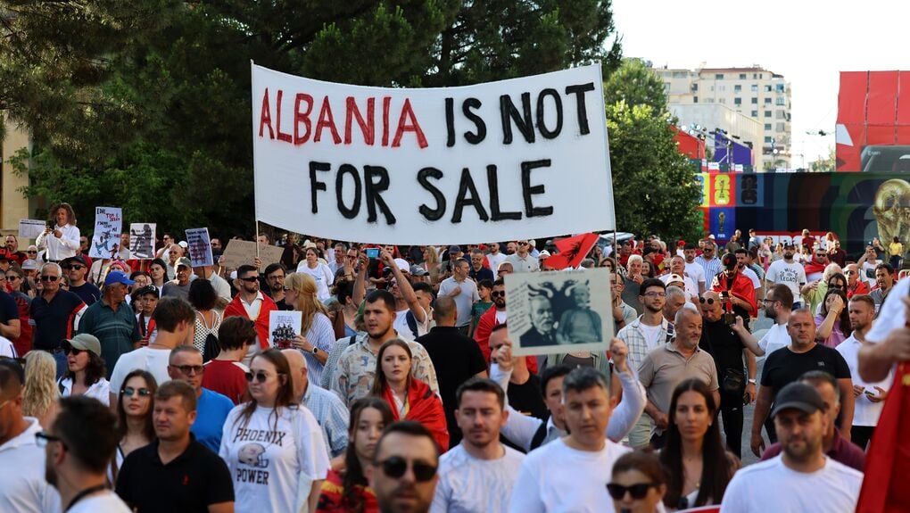 Τα ροζ φλαμίνγκο που απειλούν Ράμα και Τραμπ