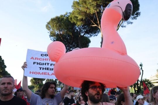 Έντεκα Αλβανοί που ζουν στην Ελλάδα μιλούν για τον ξεσηκωμό ενάντια στις καταστροφικές επενδύσεις στη χώρα τους