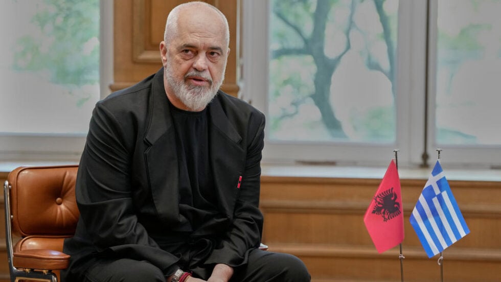 Τα ροζ φλαμίνγκο που απειλούν Ράμα και Τραμπ