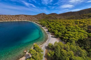 Τέσσερις ονειρεμένες παραλίες μακριά από την Αθήνα: Κολύμπι σε κρυστάλλινα νερά