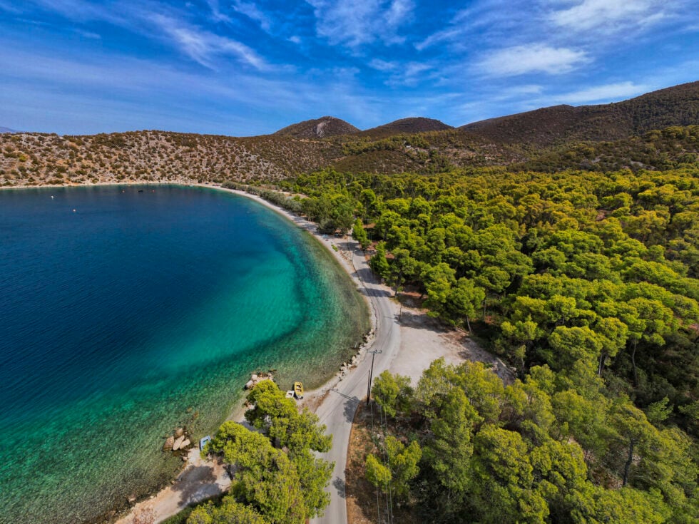 Τέσσερις ονειρεμένες παραλίες μακριά από την Αθήνα: Κολύμπι σε κρυστάλλινα νερά