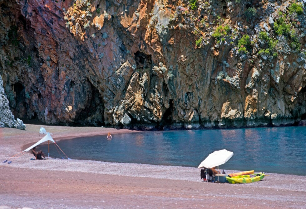 Τέσσερις ονειρεμένες παραλίες μακριά από την Αθήνα: Κολύμπι σε κρυστάλλινα νερά