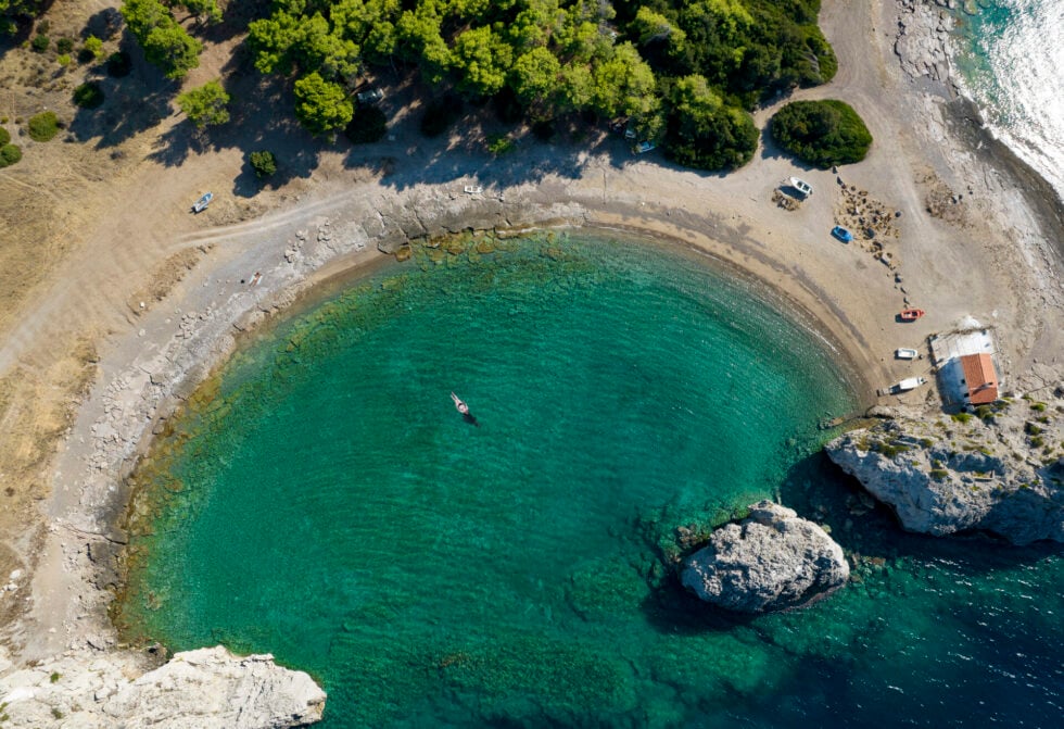 Τέσσερις ονειρεμένες παραλίες μακριά από την Αθήνα: Κολύμπι σε κρυστάλλινα νερά