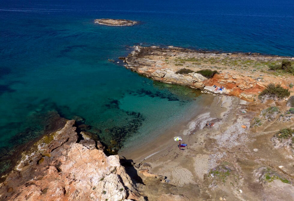 Τέσσερις ονειρεμένες παραλίες μακριά από την Αθήνα: Κολύμπι σε κρυστάλλινα νερά
