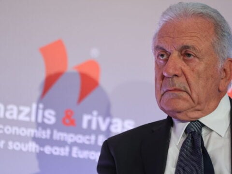 Η Κομισιόν «αδειάζει» τον Αβραμόπουλο για την «εσωτερική έρευνα»