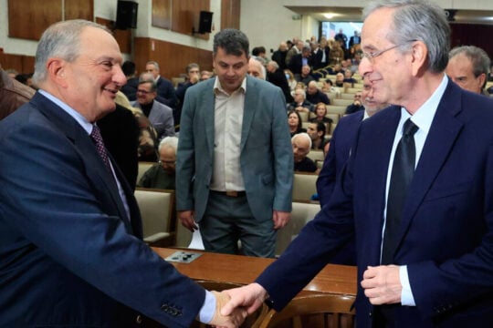 Φοβούνται Σαμαρά στη ΝΔ, καλοπιάνουν Καραμανλή