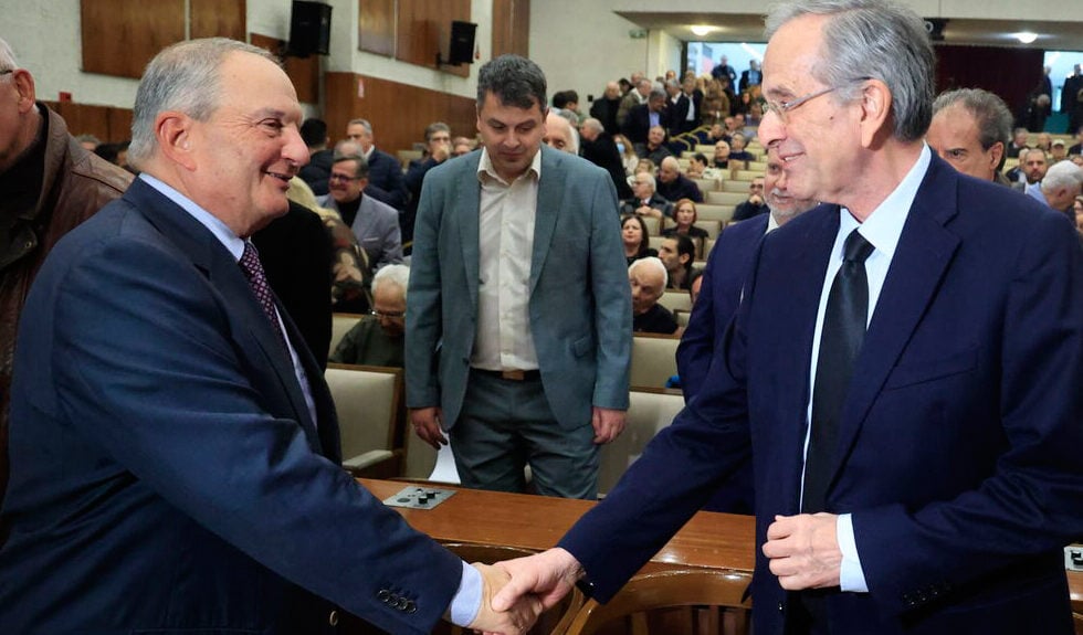 ΝΔ: Φοβούνται τον Σαμαρά, καλοπιάνουν τον Καραμανλή