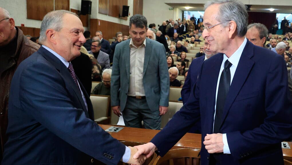 ΝΔ: Φοβούνται τον Σαμαρά, καλοπιάνουν τον Καραμανλή