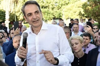 Με αλαζονεία στον δρόμο προς τις κάλπες: Διμέτωπη επίθεση Μητσοτάκη σε Τσίπρα και Ανδρουλάκη