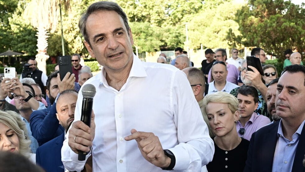 Με αλαζονεία στον δρόμο προς τις κάλπες: Διμέτωπη επίθεση Μητσοτάκη σε Τσίπρα και Ανδρουλάκη