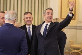 Επιτελικό τσίρκο με τις υπουργοποιήσεις στο ΥΠΕΞ: Η νυχτερινή τροπολογία και τα τρία ΦΕΚ