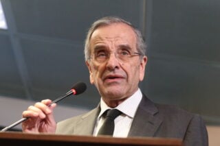 Στρίβει δεξιότερα η Ν.Δ. με το βλέμμα στο επικείμενο κόμμα Σαμαρά