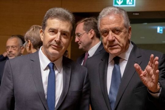 Κόντρα Αβραμόπουλου – Χρυσοχοΐδη: «Είχε τρεις μέρες στο συρτάρι το ένταλμα» – «Προνομιακή μεταχείριση σε κανέναν»