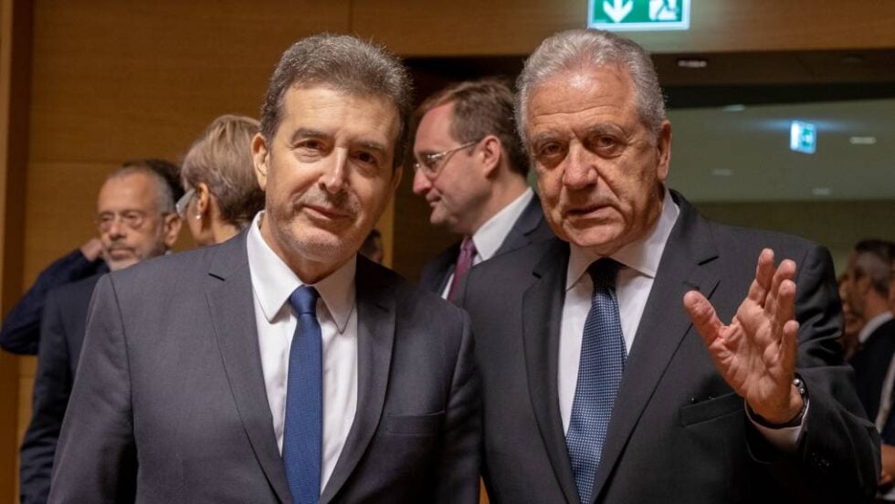 Κόντρα Αβραμόπουλου – Χρυσοχοΐδη: «Είχε τρεις μέρες στο συρτάρι το ένταλμα» – «Προνομιακή μεταχείριση σε κανέναν»