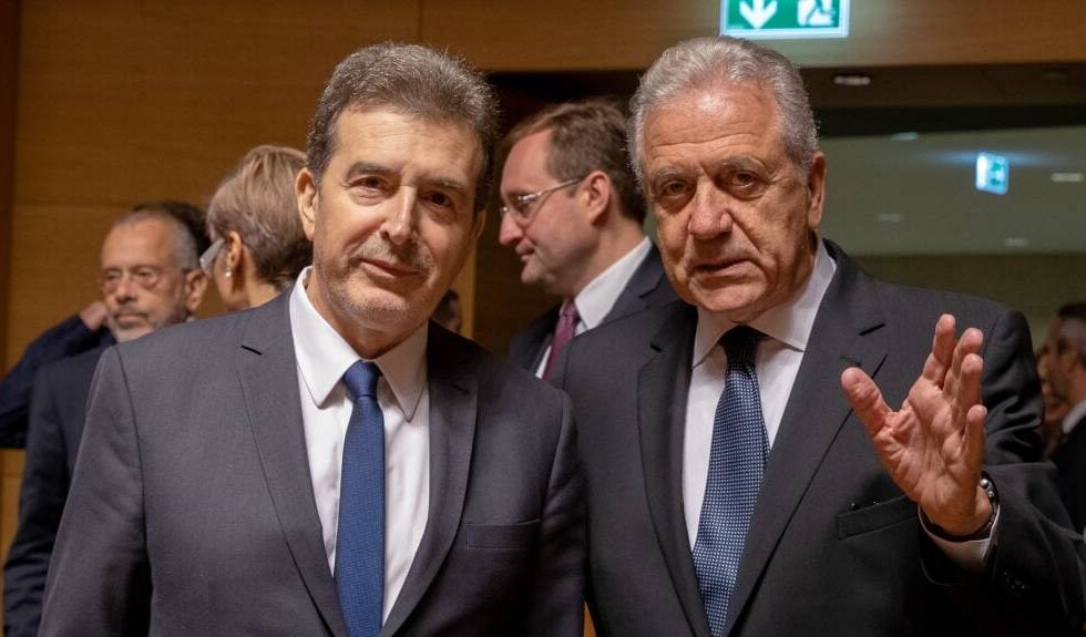 Κόντρα Αβραμόπουλου – Χρυσοχοΐδη: «Είχε τρεις μέρες στο συρτάρι το ένταλμα» – «Προνομιακή μεταχείριση σε κανέναν»