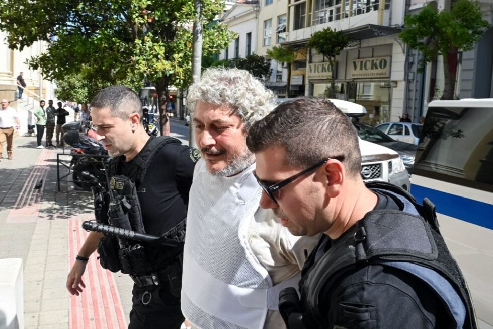 Μεταγωγή στα Δικαστήρια στη Πάτρα του 55χρονου Ελληνοαυστραλού Τζέιμς Δαλαμάγκα, καταζητούμενου φυγόδικου των αυστραλιανών Αρχών και της Interpol, κατηγορούμενου για τη δολοφονία του ομογενή Γιώργου Γιαννόπουλου στο Σίδνεϊ το 1999.    Δευτέρα 8 Ιουνίου 2026 