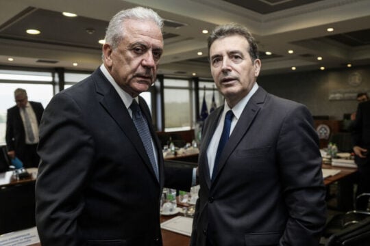 Νέος πονοκέφαλος για την κυβέρνηση η υπόθεση Αβραμόπουλου: «Ούτε τον καταδικάζουμε, ούτε τον αθωώνουμε»