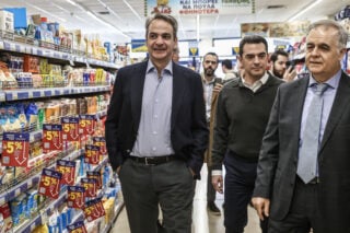 Πυρ ομαδόν για το #posokanei: «Ο Μητσοτάκης προσπαθεί να διαχειριστεί επικοινωνιακά την ακρίβεια»