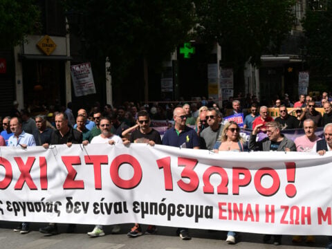 Απεργιακή συγκέντρωση από την ΓΣΕΕ και την ΑΔΕΔΥ στην Αθήνα, Τετάρτη 1 Οκτωβρίου 2025. Η ΓΣΕΕ ξεσηκώνεται ενάντια στο νομοσχέδιο για το 13ωρο δουλειάς και ζητά ελεύθερες διαπραγματεύσεις για ουσιαστικές αυξήσεις στου μισθούς. Ταυτόχρονα δημόσιοι υπάλληλοι και εργαζόμενοι στον ιδιωτικό τομέα, ζητούν ουσιαστικά μέτρα κατά της ακρίβειας που "λεηλατεί" τα εισοδήματα. Η ΑΔΕΔΥ ζητά, ανάμεσα στα άλλα, επαναφορά 13ου και 14ου μισθού, αυξήσεις στις αποδοχές και Συλλογικές Συμβάσεις Εργασίας στο Δημόσιο.