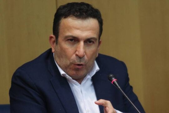 Στέφανος Παραστατίδης για διπλασιασμό των μισθών των μητροπολιτών: «Τους εκμαυλίζει λίγο πριν τις εκλογές»