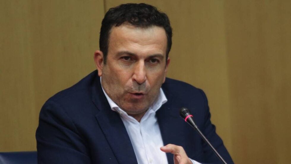 Παραστατίδης για διπλασιασμό μισθών των μητροπολιτών: «Τους εκμαυλίζει λίγο πριν τις εκλογές»
