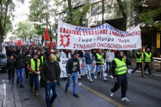 Απεργιακή συγκέντρωση οικοδόμων στην πλατεία Κάνιγγος, και πορεία στο υπουργείο Εργασίας, στην Αθήνα, Τετάρτη 10 Δεκεμβρίου 2025. Οι οικοδόμοι πραγματοποίησαν πανελλαδική 24ωρη απεργία με αιτήματα "κήρυξη υποχρεωτικής της Συλλογικής Σύμβασης Εργασίας για όλους τους εργοδότες. 7ωρο-5νθήμερο-35ωρο. Αναγνώριση και διανομή των υπέρ αγνώστων ενσήμων. Κατάργηση όλων των αντεργατικών νόμων. Μείωση των ορίων ηλικίας συνταξιοδότησης των οικοδόμων και των εργαζομένων στα βαρέα. Μέτρα υγείας και ασφάλειας στους χώρους δουλειάς που έχουν μετατραπεί σε "αρένες θανάτου"". Επίσης η Ομοσπονδία Οικοδόμων, επισημαίνει ότι ανοιχτό ζήτημα είναι η αύξηση των ορίων ηλικίας συνταξιοδότησης, εκφράζοντας την αντίθεσή της και τη διάθεσή της να αποτραπεί ένα τέτοιο ενδεχόμενο.