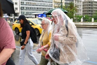 Αλλάζει ο καιρός από το μεσημέρι: Πότε και πού περιμένουμε βροχές και καταιγίδες – Επιμένουν τα 30άρια