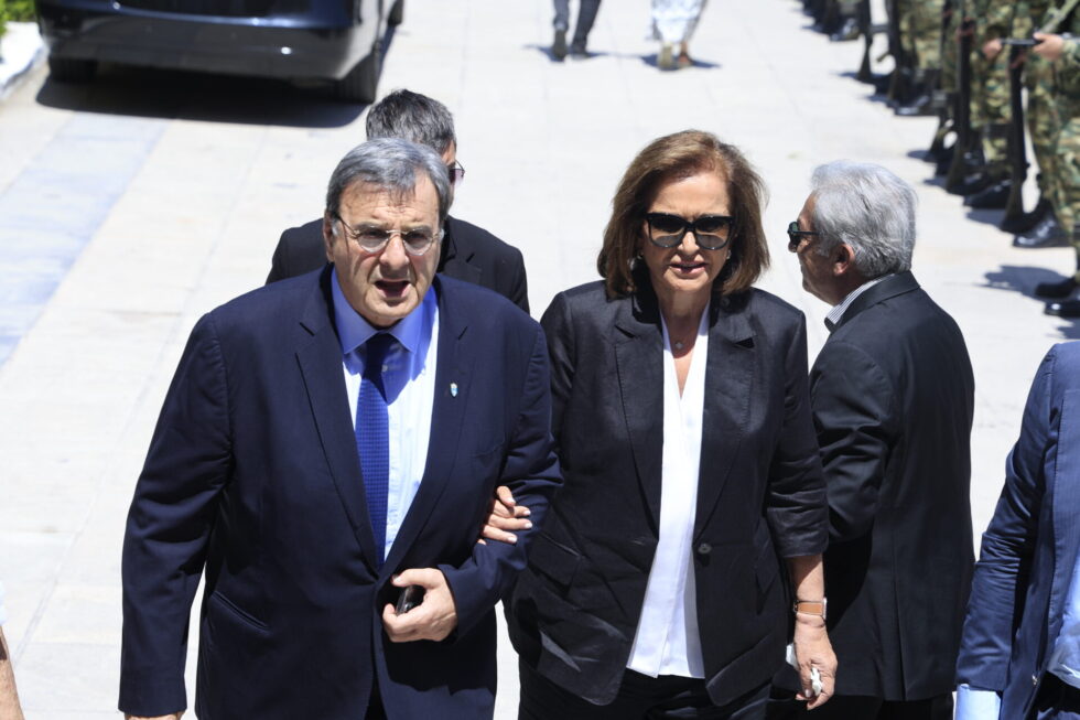 Κηδεία Νίκου Ταγαρά στην Κόρινθο, παρουσία Μητσοτάκη και Σαμαρά [εικόνες – βίντεο]