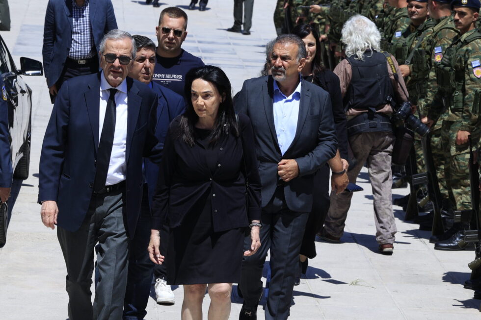 Κηδεία Νίκου Ταγαρά στην Κόρινθο, παρουσία Μητσοτάκη και Σαμαρά [εικόνες – βίντεο]