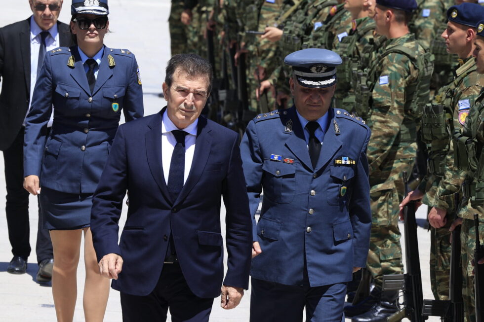 Κηδεία Νίκου Ταγαρά στην Κόρινθο, παρουσία Μητσοτάκη και Σαμαρά [εικόνες – βίντεο]