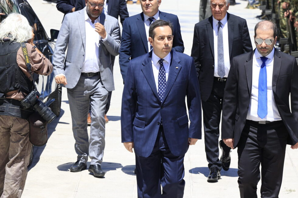 Κηδεία Νίκου Ταγαρά στην Κόρινθο, παρουσία Μητσοτάκη και Σαμαρά [εικόνες – βίντεο]