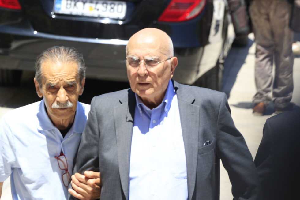Κηδεία Νίκου Ταγαρά στην Κόρινθο, παρουσία Μητσοτάκη και Σαμαρά [εικόνες – βίντεο]