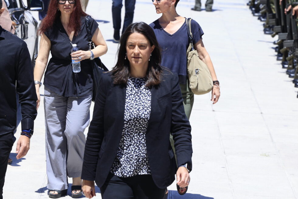 Κηδεία Νίκου Ταγαρά στην Κόρινθο, παρουσία Μητσοτάκη και Σαμαρά [εικόνες – βίντεο]