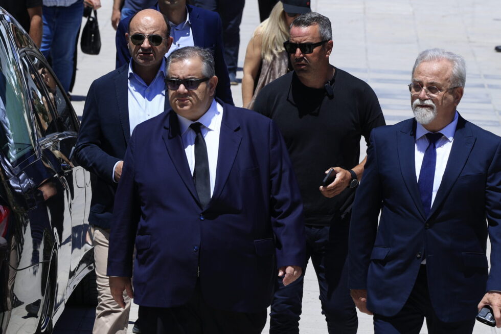 Κηδεία Νίκου Ταγαρά στην Κόρινθο, παρουσία Μητσοτάκη και Σαμαρά [εικόνες – βίντεο]