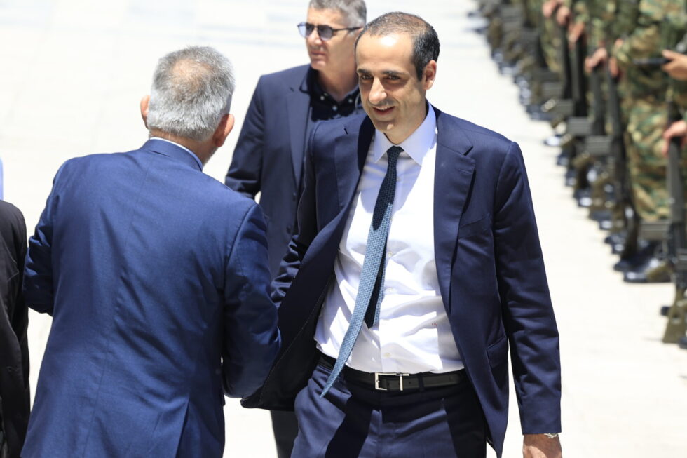 Κηδεία Νίκου Ταγαρά στην Κόρινθο, παρουσία Μητσοτάκη και Σαμαρά [εικόνες – βίντεο]